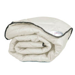 Легкое зимнее одеяло 200 х 210 см, 70% шерсть, 300 г/кв.м.
