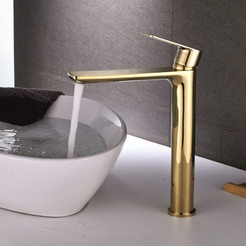 Напольный смеситель для раковины, золотистого цвета.