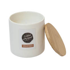 Scented candle in a ceramic cup with a wooden lid, white, 8.5 x 10cm