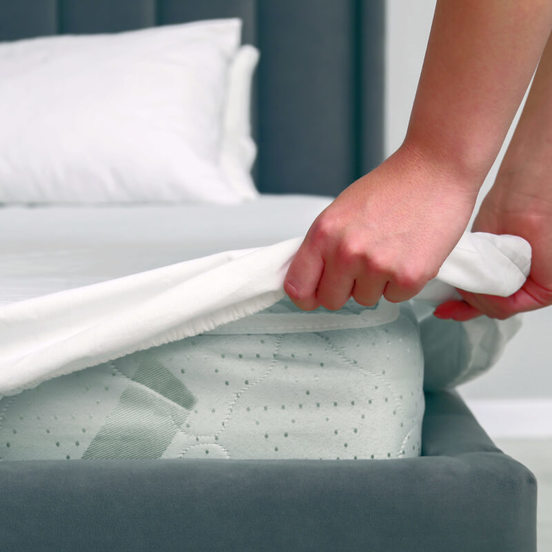 0604051723-3-protektor-za-matrak-nepromokaem-s-bord-bjal-140-h-200-h-25sm_552x552_pad_478b24840a