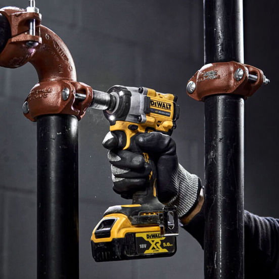 0802010317-3-gajkovert-bezchetkov-18-v-406-nm-12-s-kufar-bez-baterija-i-zarjadno-dcf921-nt-dewalt_552x552_pad_478b24840a