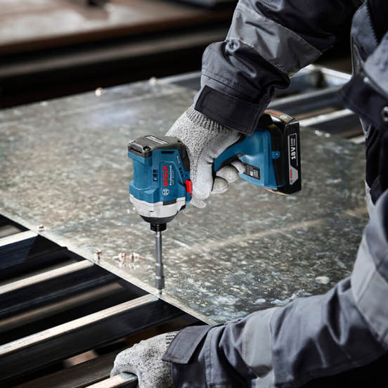 0802010327-3-gajkovert-bezchetkov-14-gdr-18-v-215-18-v215-nm2-sk-bez-baterija-i-zarjadno-bosch_552x552_pad_478b24840a