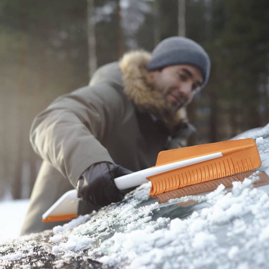 0807020183-1-styrgalka-za-led-s-chetka-snow-xpert-fiskars_552x552_pad_478b24840a