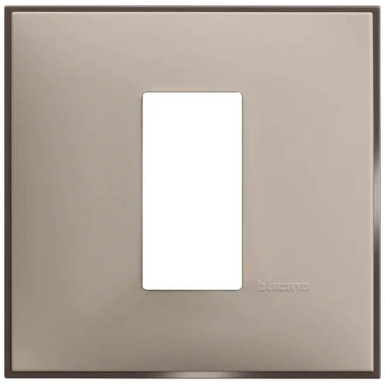 0904011361-ramka-edinichna-krem-saten-s-kafjav-kant-ednomodulna-classia-bticino-nemski-standart-legrand_552x552_pad_478b24840a